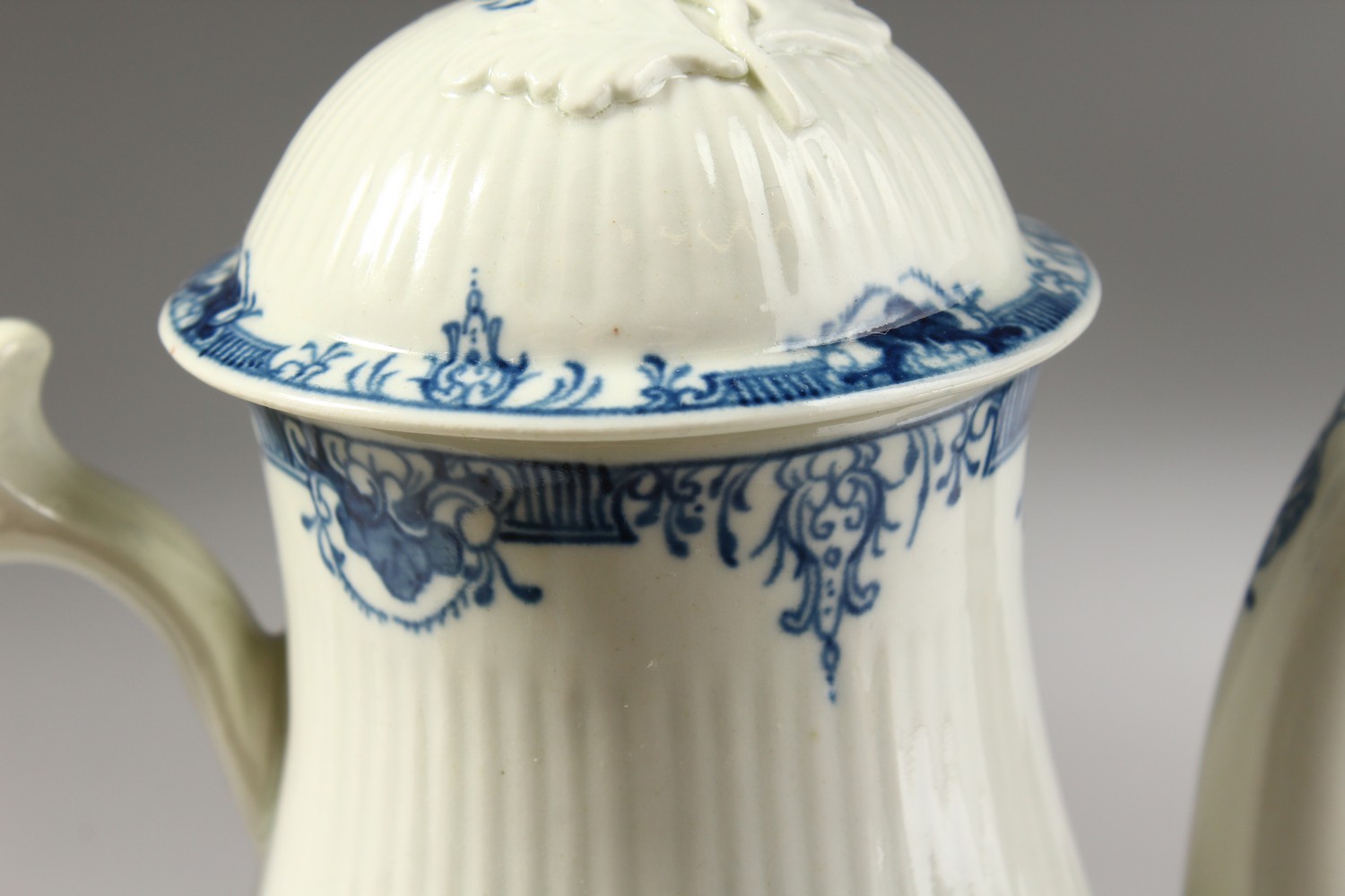 A WORCESTER BLUE AND WHITE COFFEE POT AND COVER, with fine moulded reeding painted with borders on - Image 5 of 13