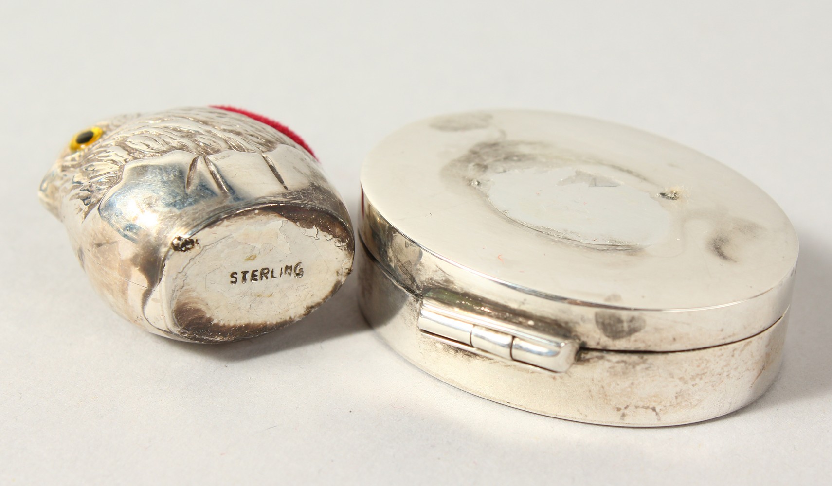 A SILVER CHICK PIN CUSHION AND PILL BOX COMBINED. - Image 3 of 5