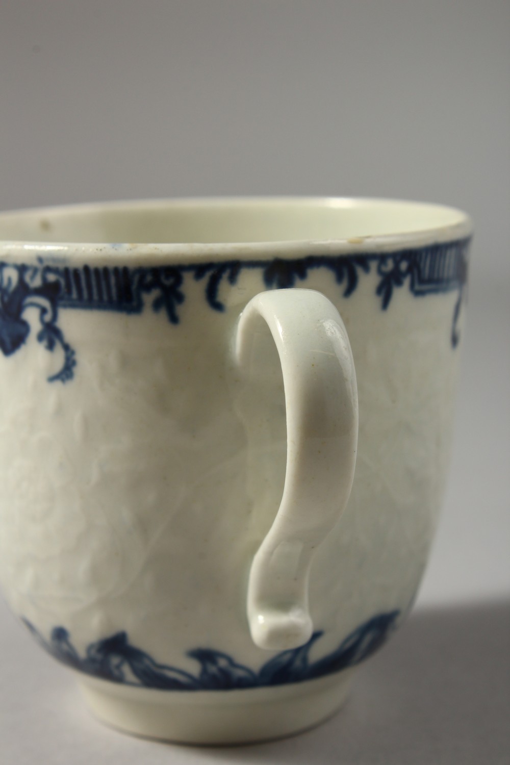 A WORCESTER BLUE AND WHITE FLORAL MOULDED COFFEE CUP, painted with two elaborate borders, crescent - Image 5 of 7