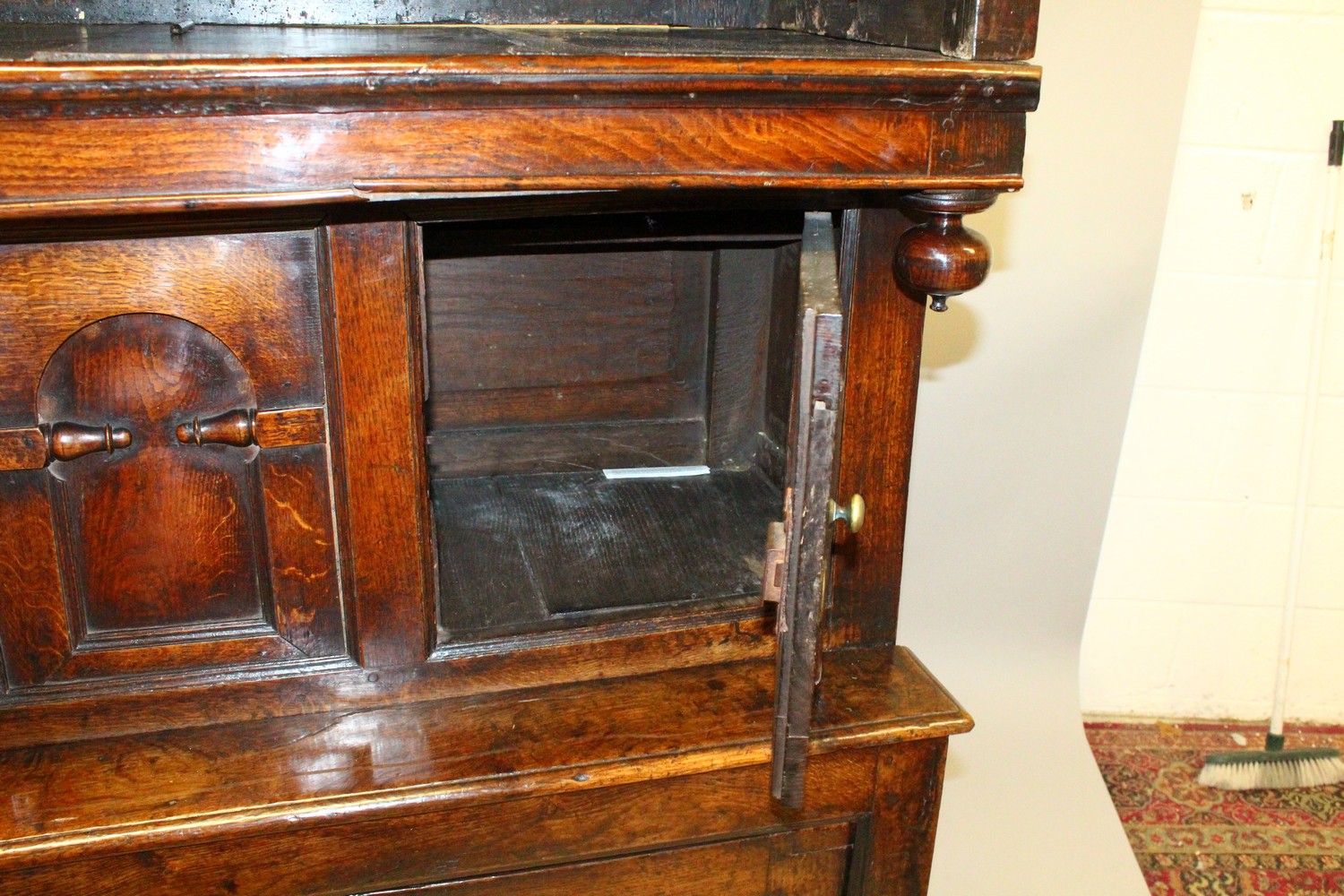 A GOOD 18TH CENTURY OAK TRIDARN, the upper section having a moulded cornice, panelled sides and - Image 8 of 11