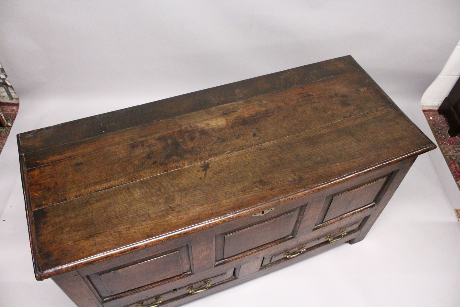 AN 18TH CENTURY OAK COFFER BACH, with rising top, panelled front and two drawers, on stile feet. 4ft - Image 4 of 10