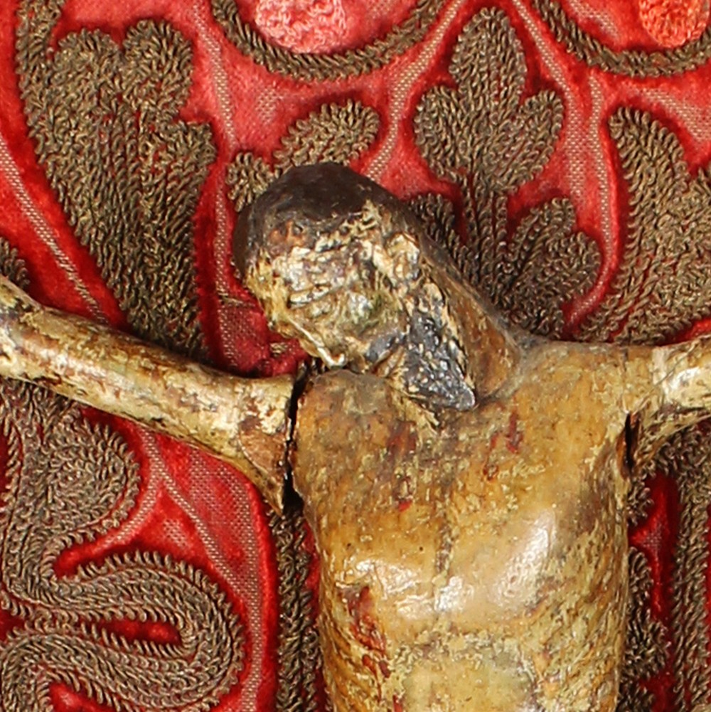 A VERY EARLY 16TH-17TH CENTURY CARVED WOOD AND PAINTED CORPUS CHRISTI, on a velvet background in a - Image 3 of 3