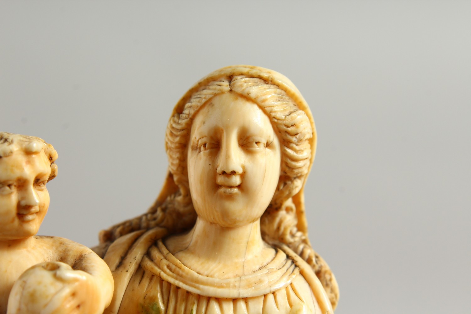 A GOOD 17TH-18TH CENTURY GOAN CARVED IVORY MADONNA AND CHILD on a circular wooden base. 6.25ins - Image 3 of 16