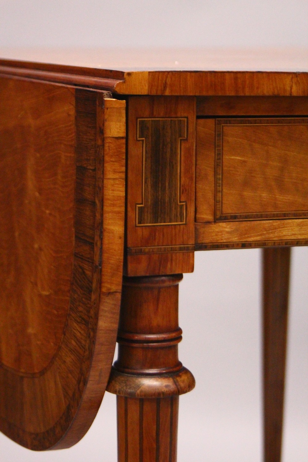 A GOOD EARLY 20TH CENTURY SATINWOOD, ROSEWOOD AND THUYA BANDED PEMBROKE TABLE, with a rounded - Image 3 of 17