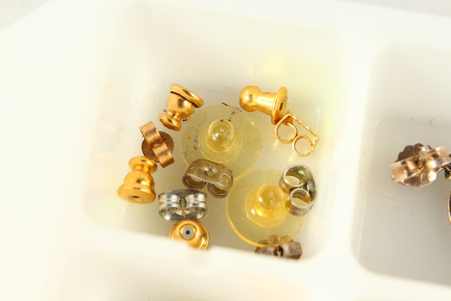 A TRAY OF TWENTY-THREE VARIOUS PAIRS OF EARRINGS. - Image 6 of 7