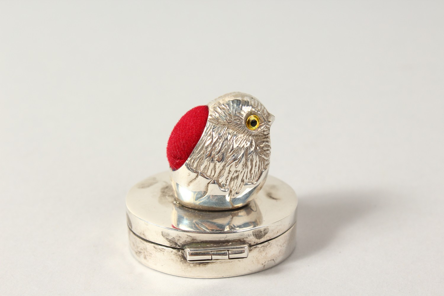 A SILVER CHICK PIN CUSHION AND PILL BOX COMBINED. - Image 2 of 5