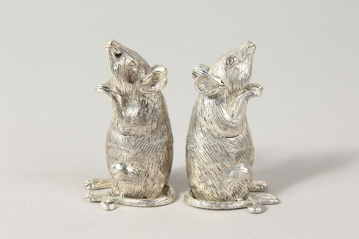 A GOOD PAIR OF HEAVY NOVELTY .800 SILVER MICE SALT AND PEPPERS. 2ins high. - Image 2 of 5