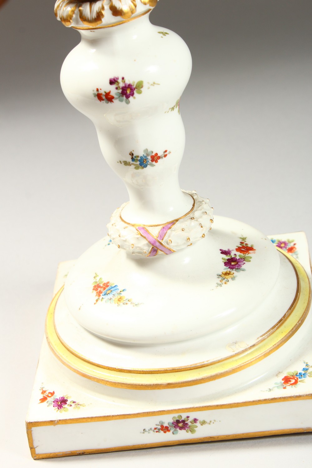 A LARGE 19TH CENTURY MEISSEN PORCELAIN LAMP BASE, sprigged with flowers, on a square base. Cross - Image 6 of 10