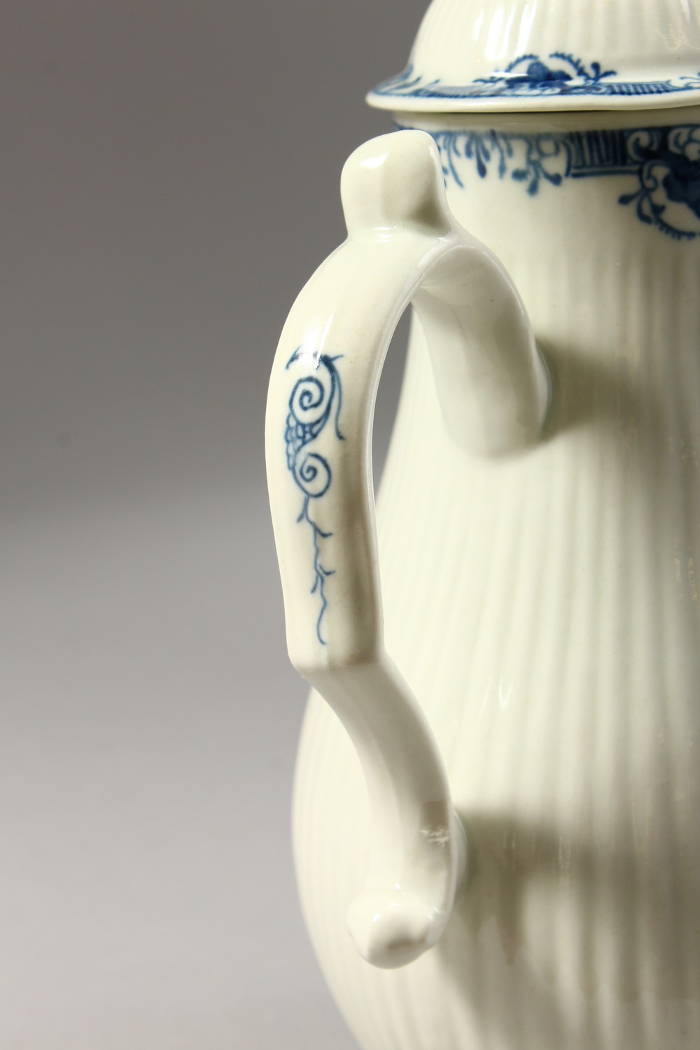 A WORCESTER BLUE AND WHITE COFFEE POT AND COVER, with fine moulded reeding painted with borders on - Image 7 of 13