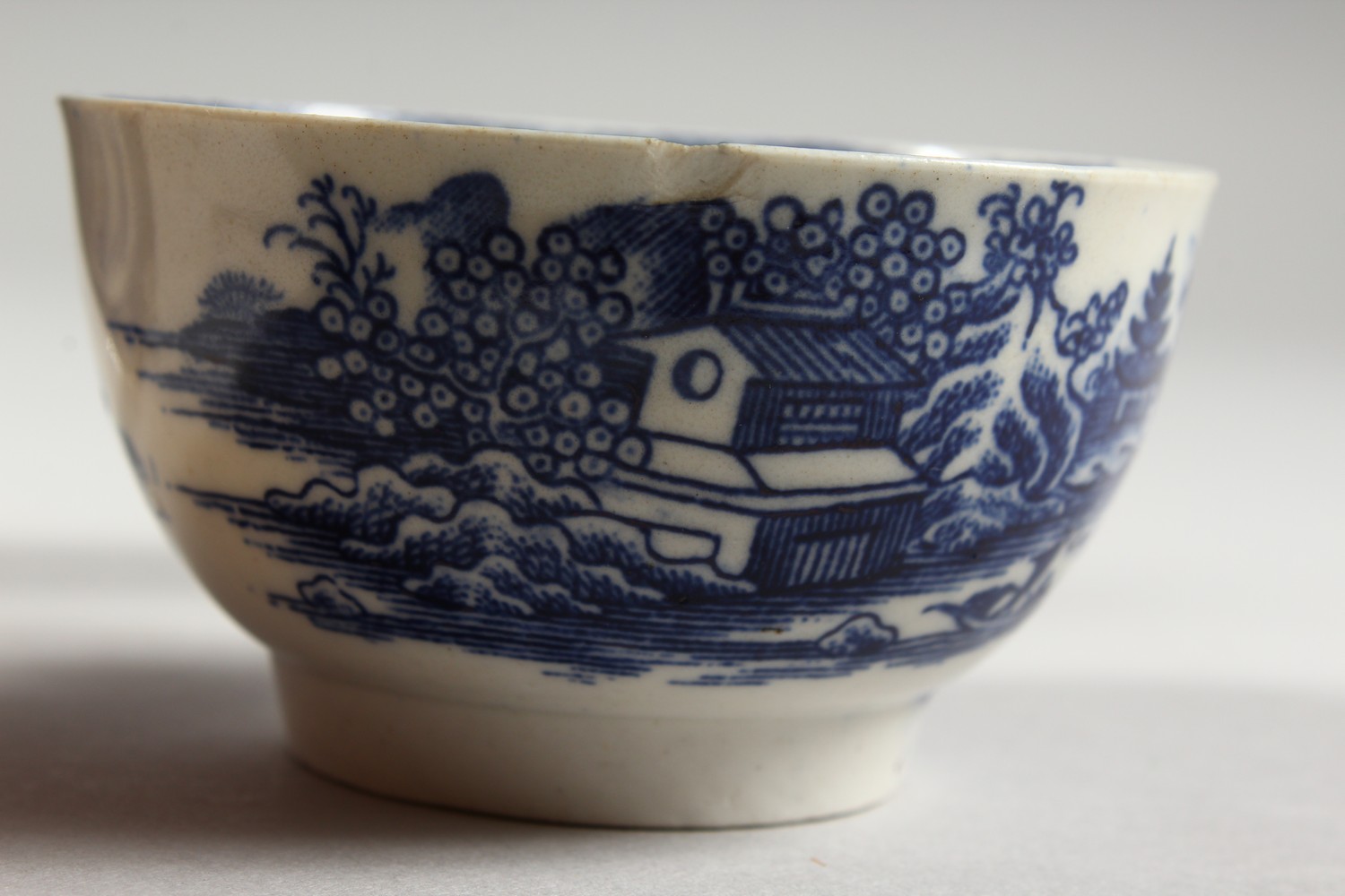 A WILLOW PATTERN DESIGN BLUE AND WHITE TEA BOWL AND SAUCER. - Image 8 of 17