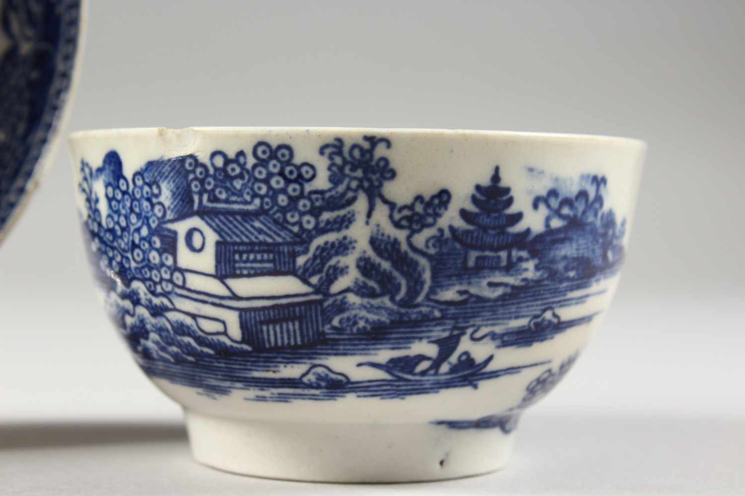 A WILLOW PATTERN DESIGN BLUE AND WHITE TEA BOWL AND SAUCER. - Image 4 of 17