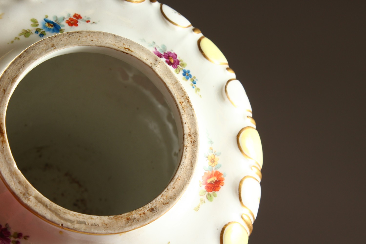 A LARGE 19TH CENTURY MEISSEN PORCELAIN LAMP BASE, sprigged with flowers, on a square base. Cross - Image 9 of 10