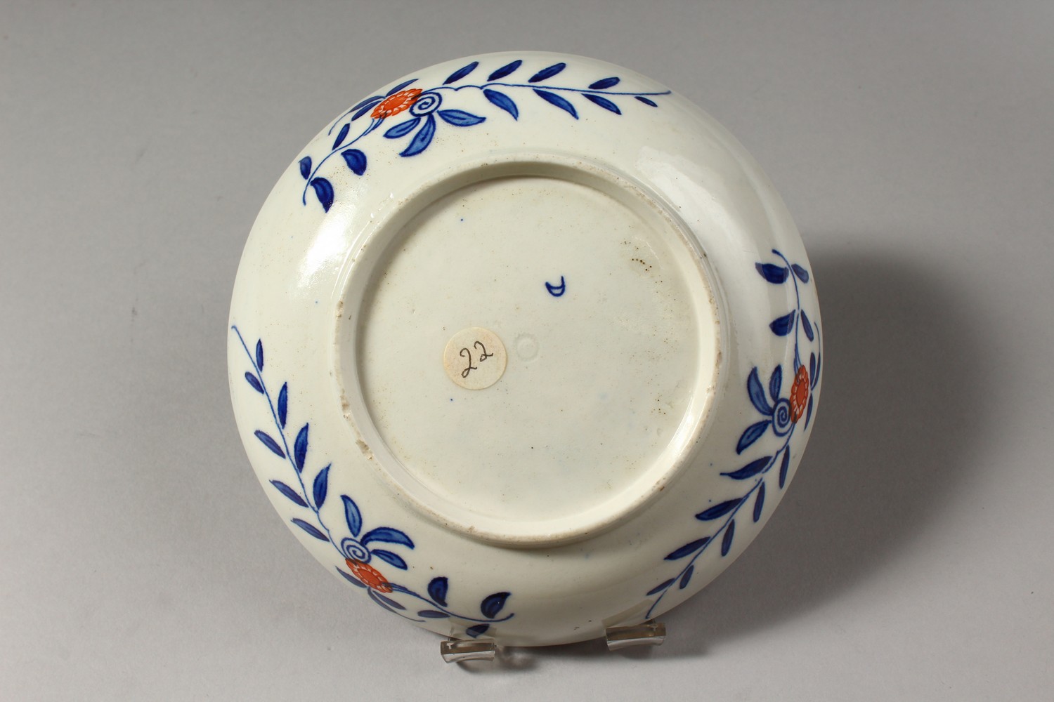 A WORCESTER BLUE AND WHITE TEA BOWL AND SAUCER, with added red decoration, painted with a pattern - Image 10 of 12