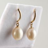 A PAIR OF 9CT GOLD CULTURED PEARL DROP EARRINGS.