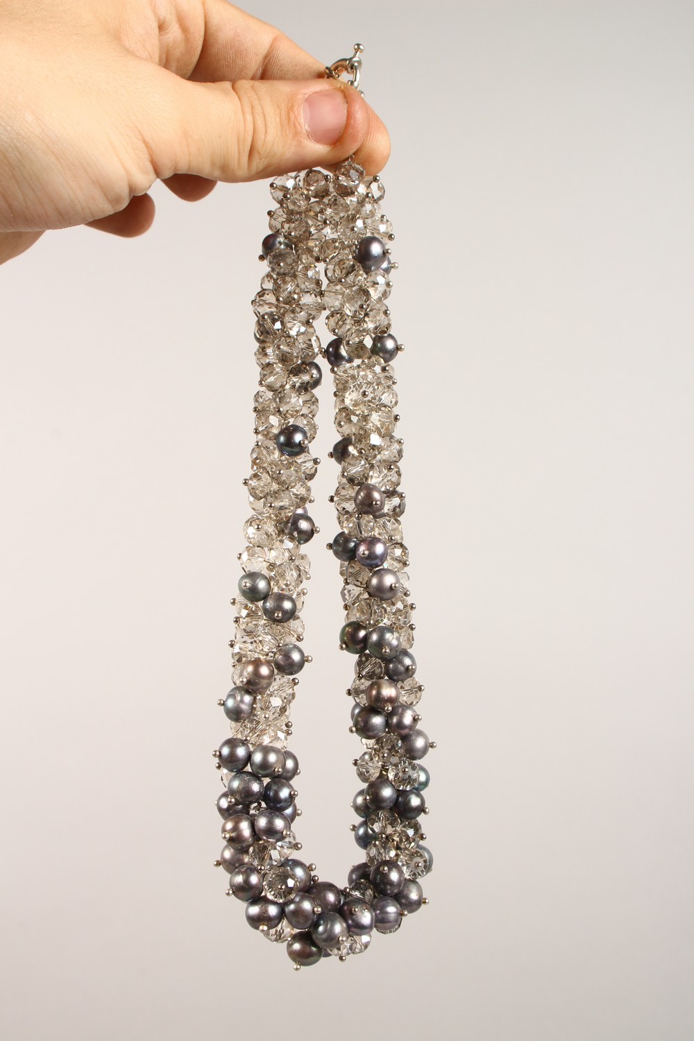 AN IMPRESSIVE CRYSTAL AND GREY PEARL CHOKER. 16ins long. - Image 2 of 3