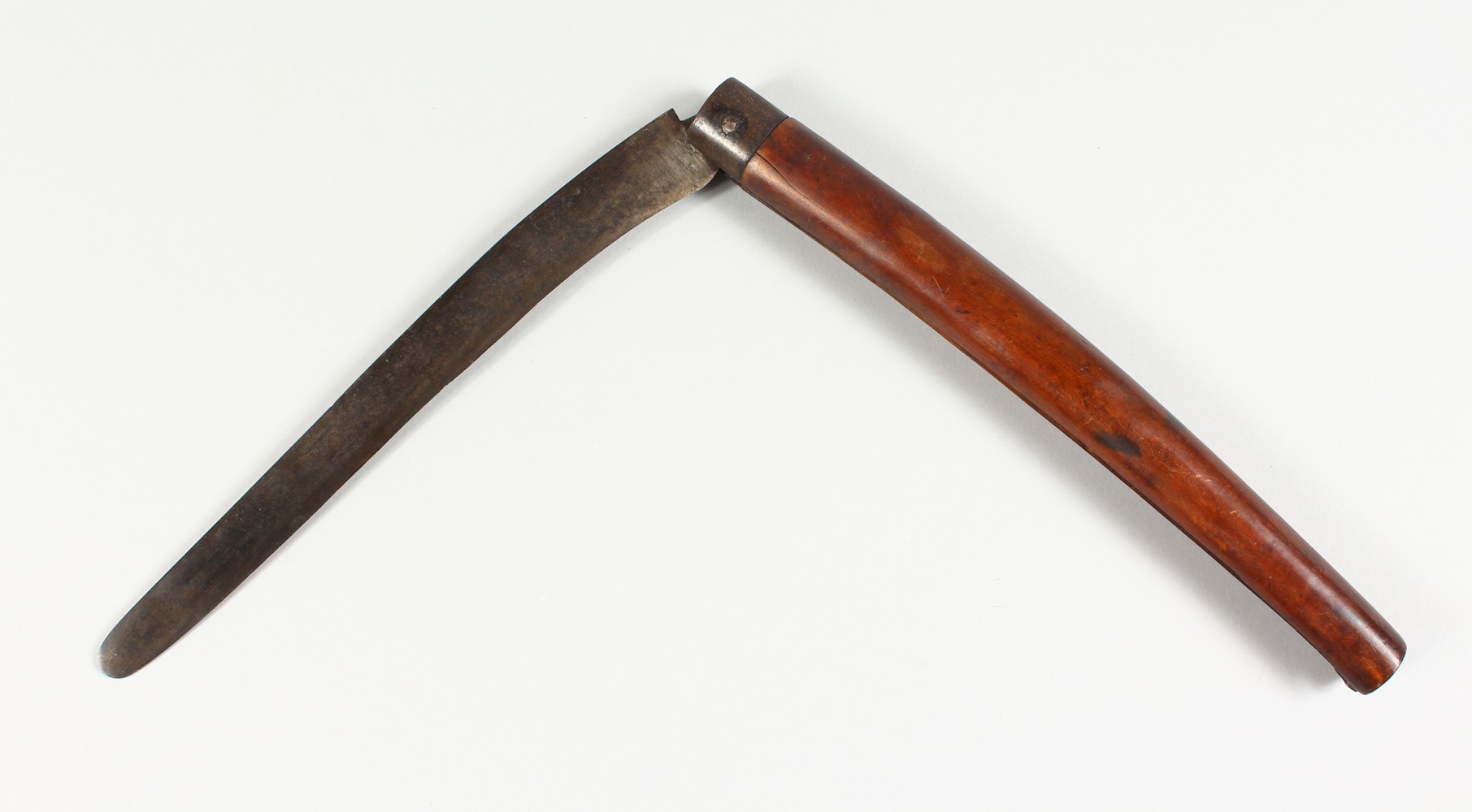 A 19TH CENTURY FRENCH FOLDING GARDENING KNIFE. 9.5ins long.