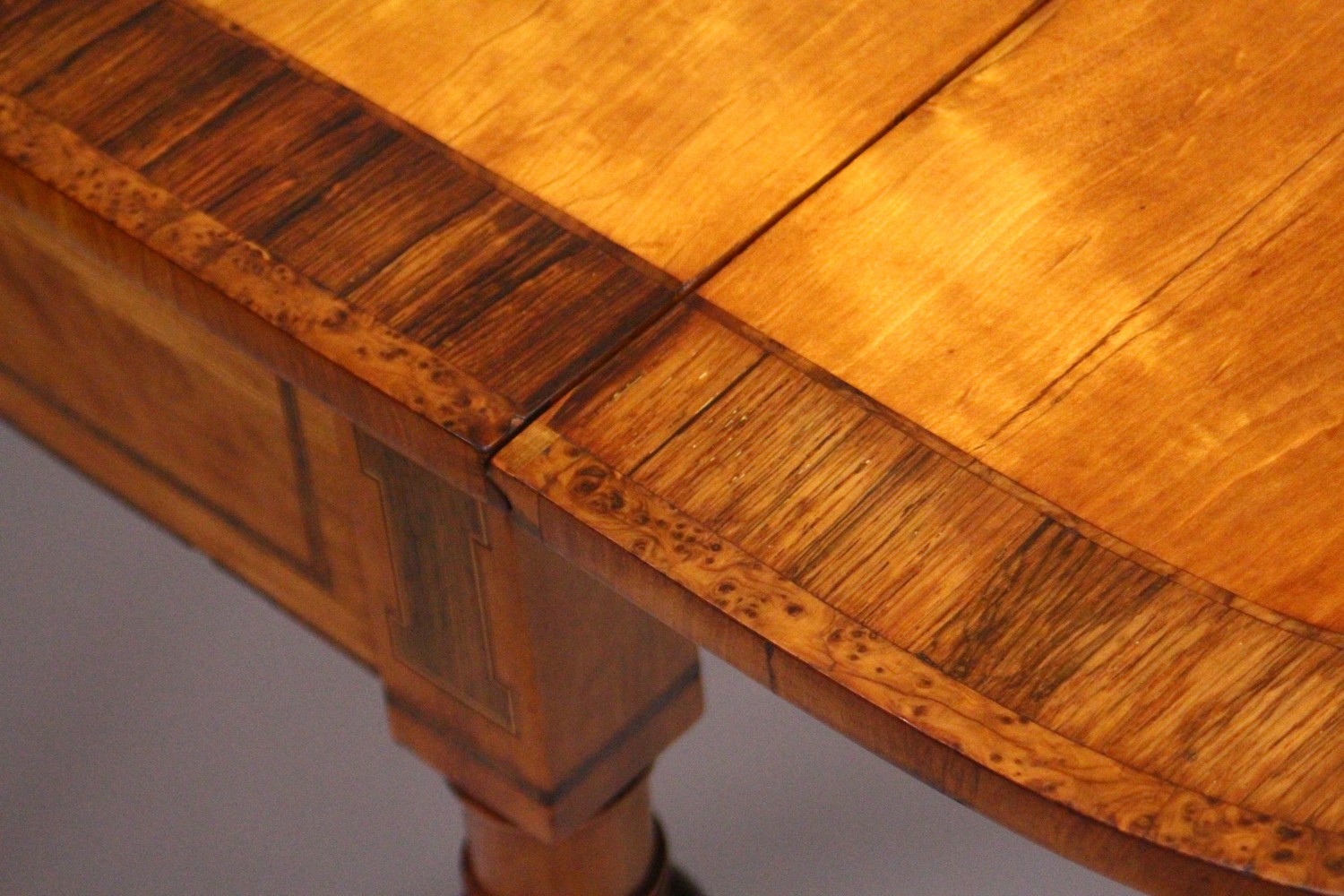 A GOOD EARLY 20TH CENTURY SATINWOOD, ROSEWOOD AND THUYA BANDED PEMBROKE TABLE, with a rounded - Image 17 of 17