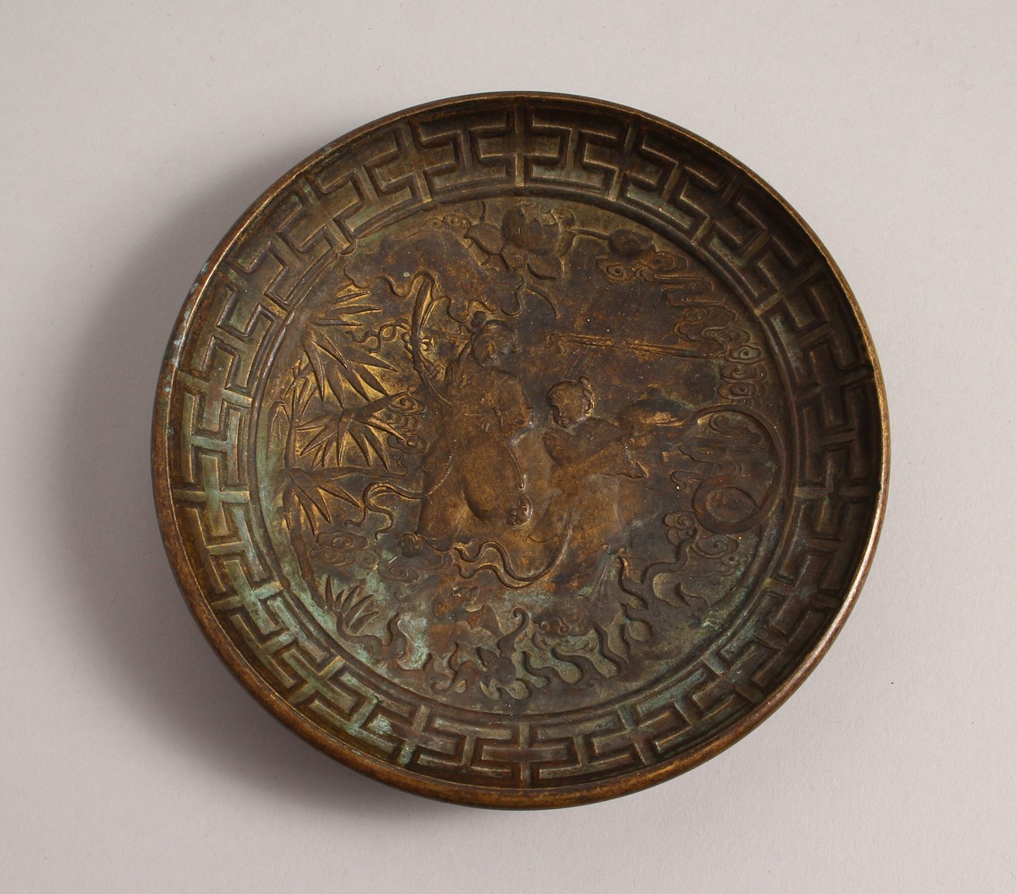 A SMALL CAST BRONZE CIRCULAR DISH. 5.75ins diameter.