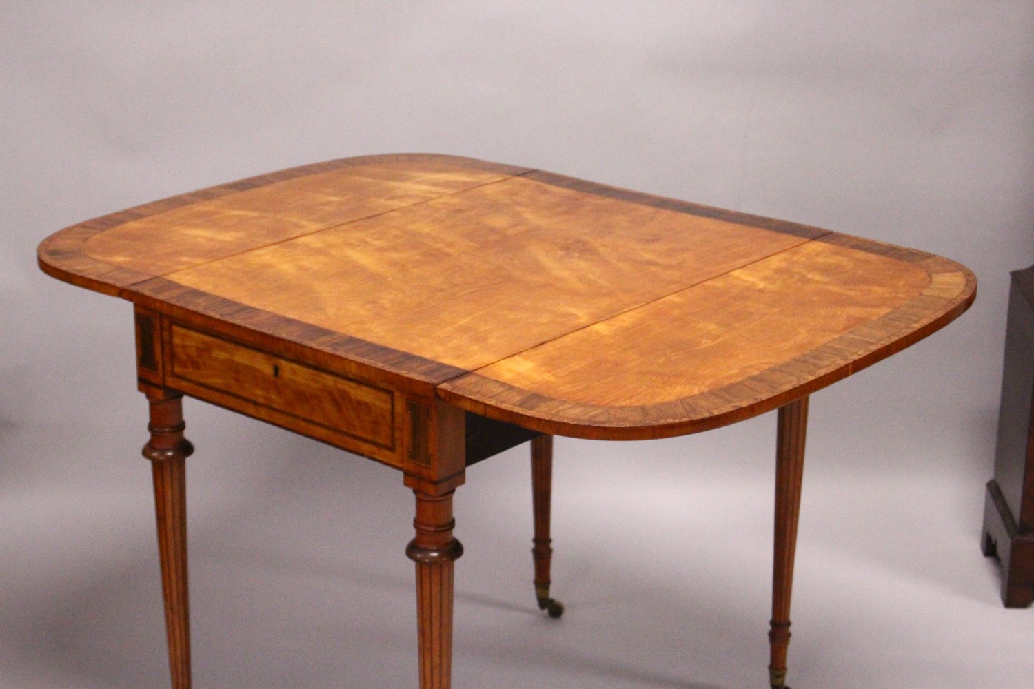 A GOOD EARLY 20TH CENTURY SATINWOOD, ROSEWOOD AND THUYA BANDED PEMBROKE TABLE, with a rounded - Image 16 of 17