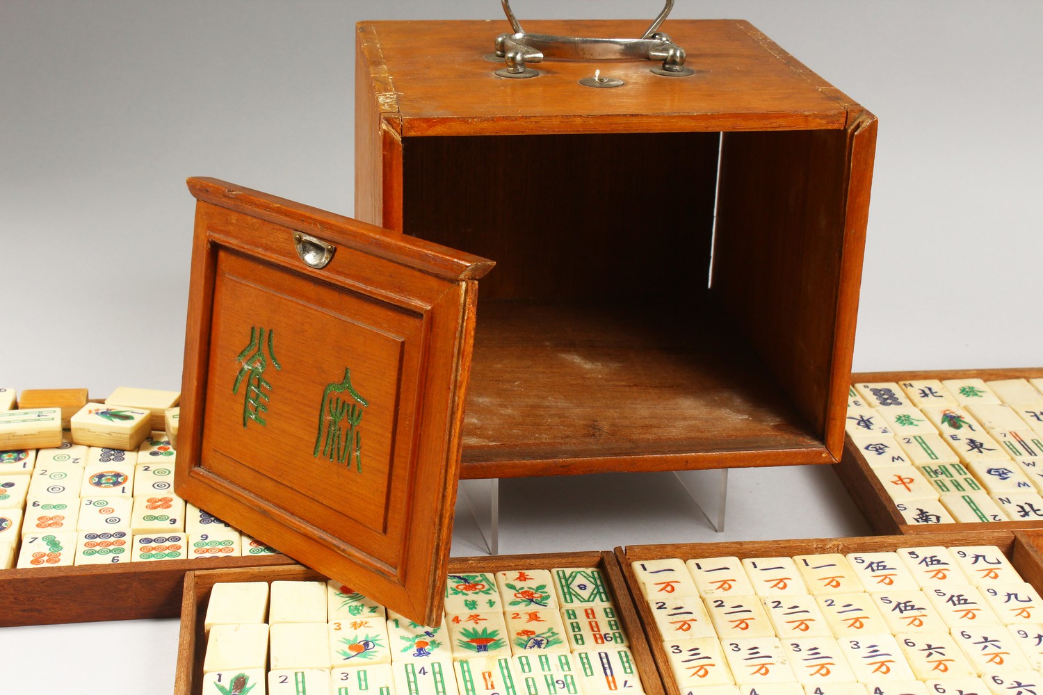 A GOOD 20TH CENTURY CHINESE MAHJONG GAMES BOX WITH ITS BONE PIECES, the front with a removable panel - Image 3 of 10