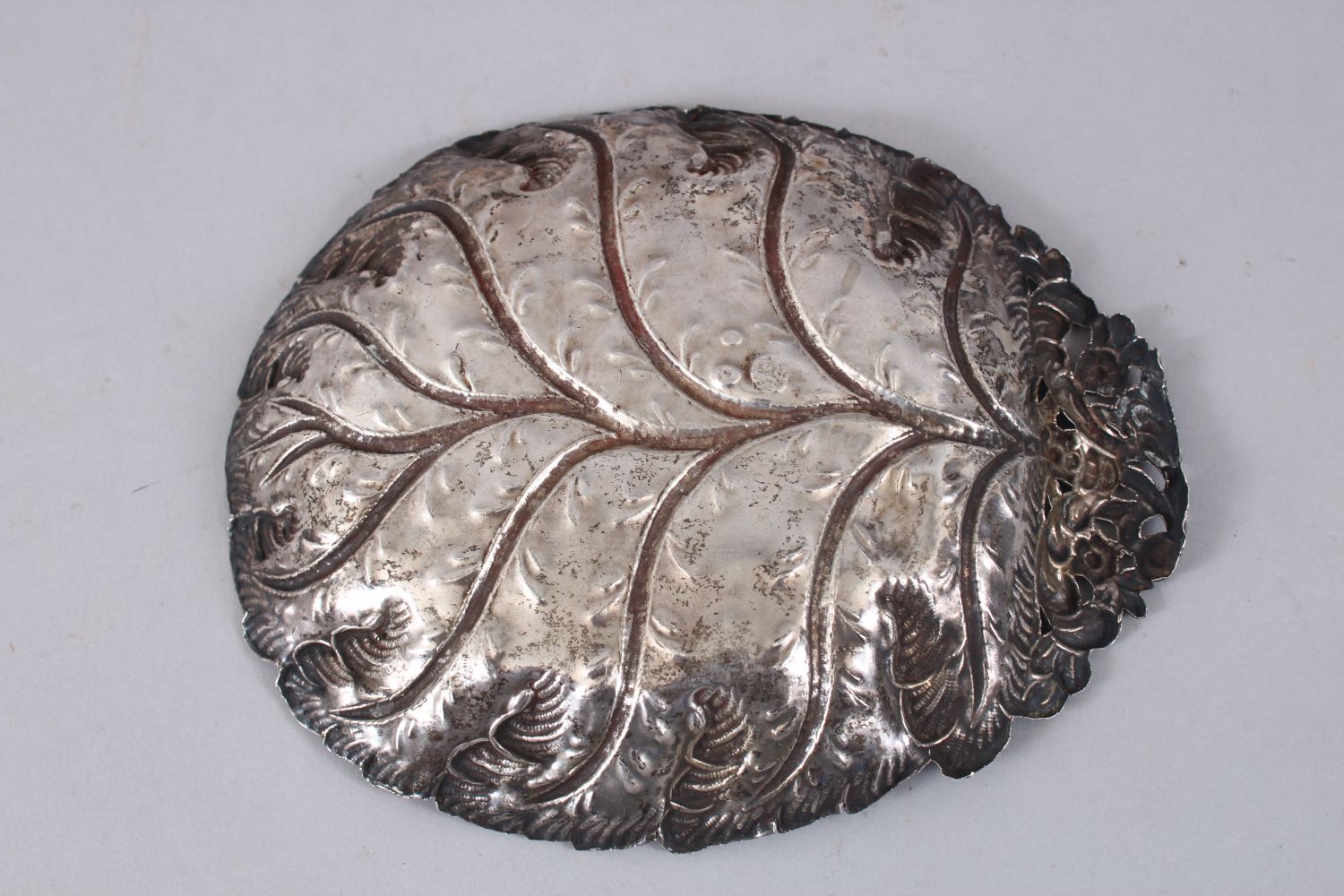 A TURKISH OTTOMAN SILVER LEAF SHAPED DISH, the dish bearing a tughra mark, 18cm x 14.5cm. - Image 4 of 4