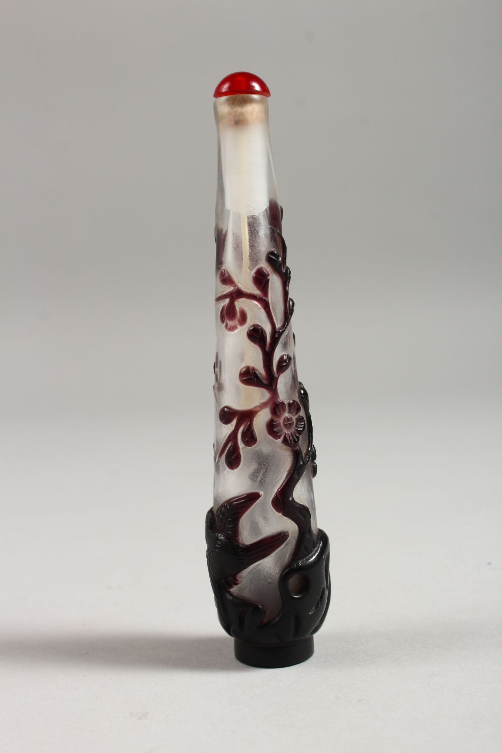 A LONG OVERLAY GLASS SNUFF BOTTLE, 12cm. - Image 2 of 10