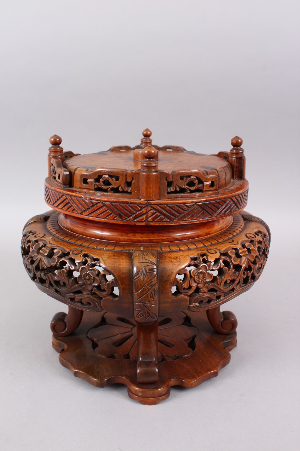 A VERY GOOD 19TH CENTURY CHINESE HARDWOOD ROTATING STAND, with carved and pierced panels of floral - Bild 4 aus 6