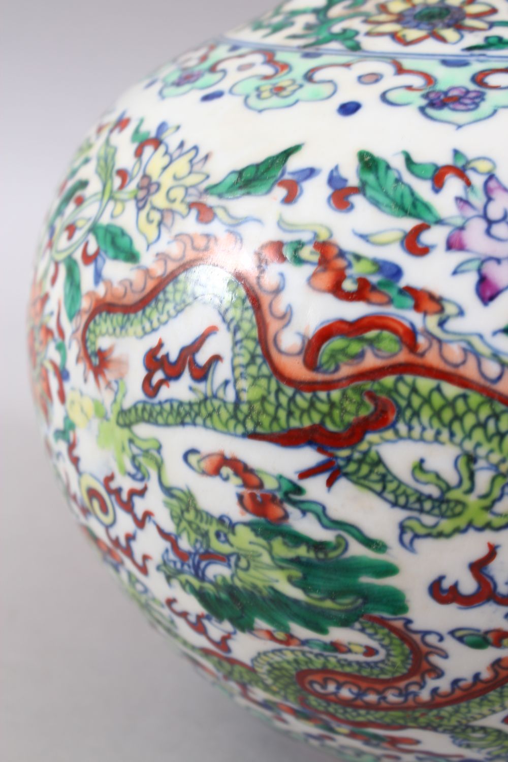 A GOOD CHINESE KANGXI STYLE DOUCAI PORCELAIN BOTTLE VASE, decorated with dragons surrounded by - Image 7 of 11