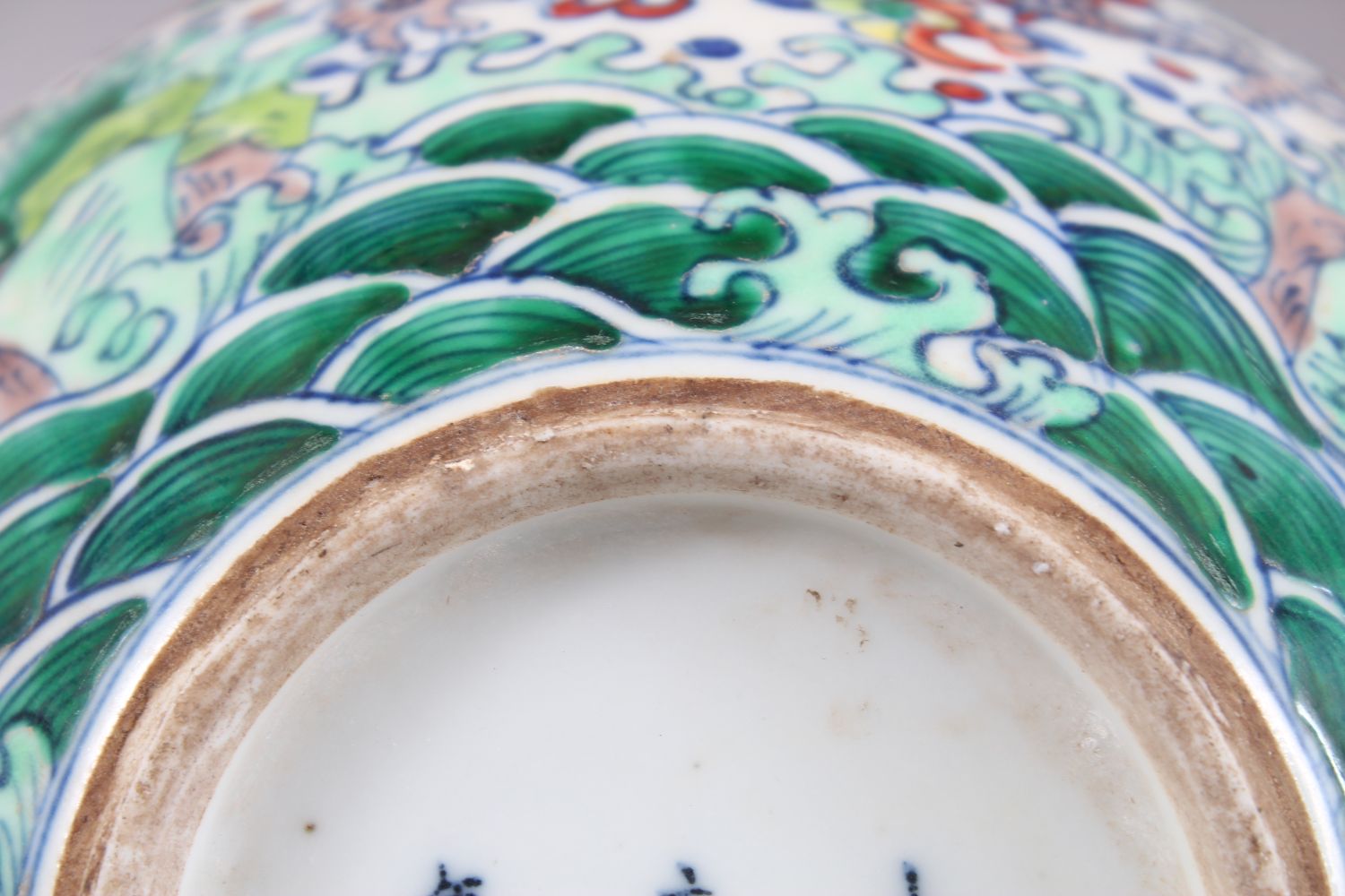 A GOOD CHINESE KANGXI STYLE DOUCAI PORCELAIN BOTTLE VASE, decorated with dragons surrounded by - Image 10 of 11