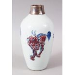A GOOD CHINESE KANGXI PERIOD BLUE, WHITE AND UNDERGLAZE RED PORCELAIN VASE, the body of the vase