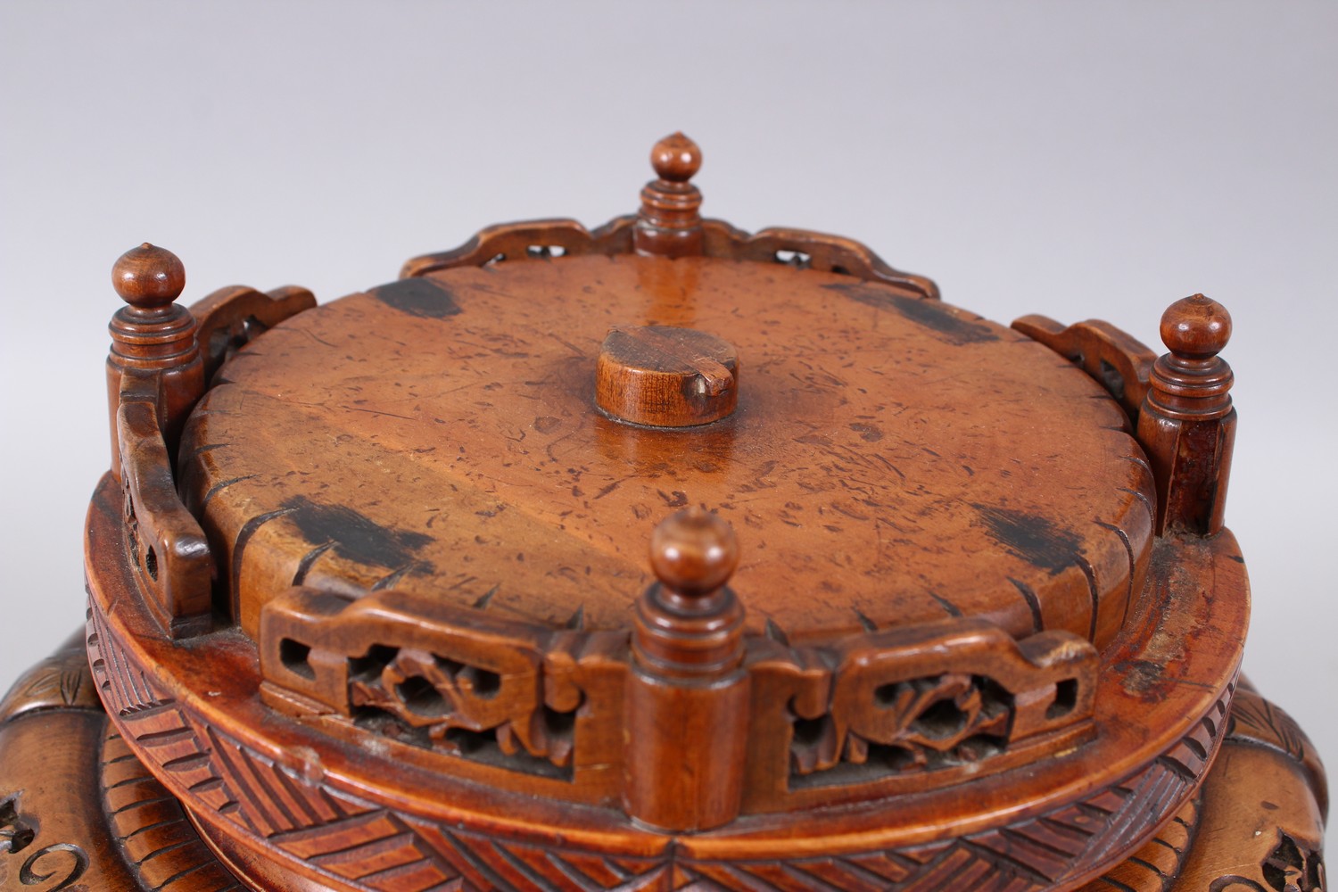 A VERY GOOD 19TH CENTURY CHINESE HARDWOOD ROTATING STAND, with carved and pierced panels of floral - Bild 6 aus 6