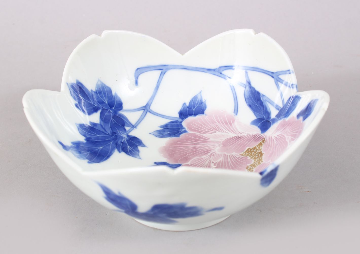 A GOOD JAPANESE MEIJI PERIOD BLUE & WHITE LEAF FORMED BOWL, decorated with blue & pink floral