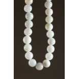 A GOOD CHINESE JADE / JADELIKE HARDSTONE BEAD NECKLACE, 63.5cm open.