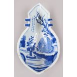 AN UNUSUAL SHAPE CHINESE KANGXI BLUE & WHITE PORCELAIN TRIPOD DISH, the interior decorated with a