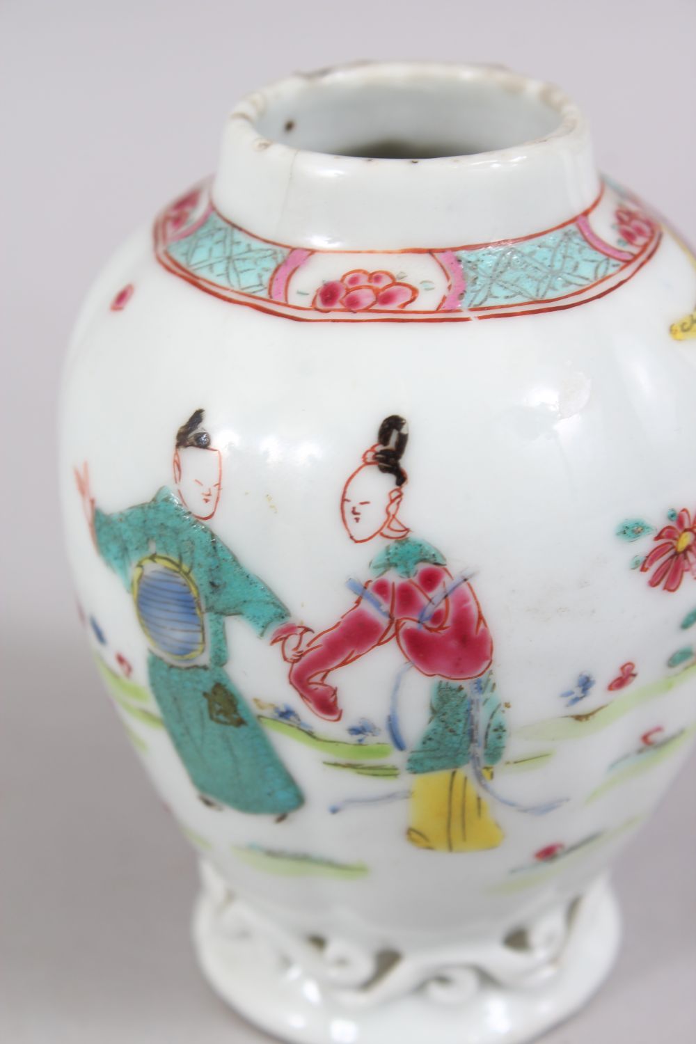 A GOOD 18TH / 19TH CENTURY CHINESE FAMILLE ROSE PORCELAIN TEA CADDY, decorated with landscape scenes - Image 5 of 6