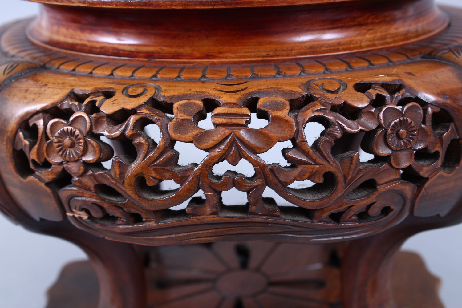 A VERY GOOD 19TH CENTURY CHINESE HARDWOOD ROTATING STAND, with carved and pierced panels of floral - Bild 3 aus 6