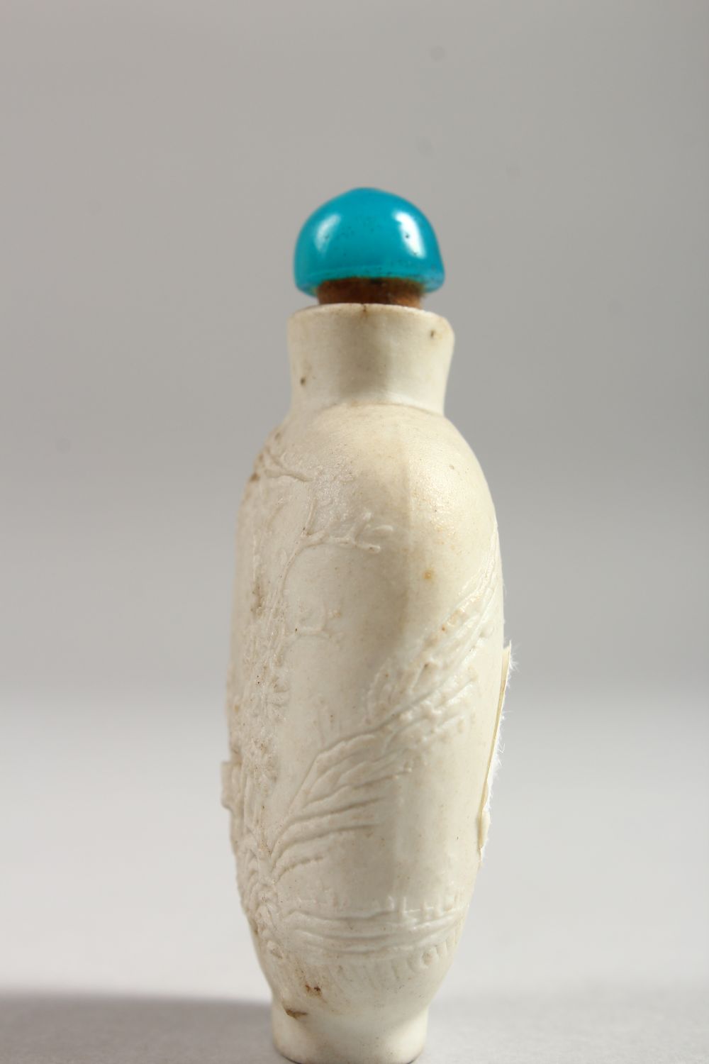 A LANDSCAPE DESIGN SNUFF BOTTLE with blue stopper, 6.2cm - Image 3 of 9