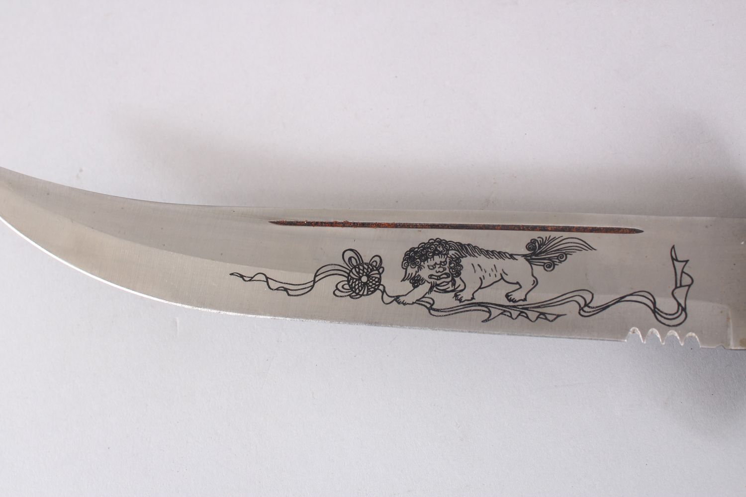 A GOOD CHINESE LION DOG DAGGER, the sheath with moulded lion dogs with balls, the blade engraved - Image 2 of 4