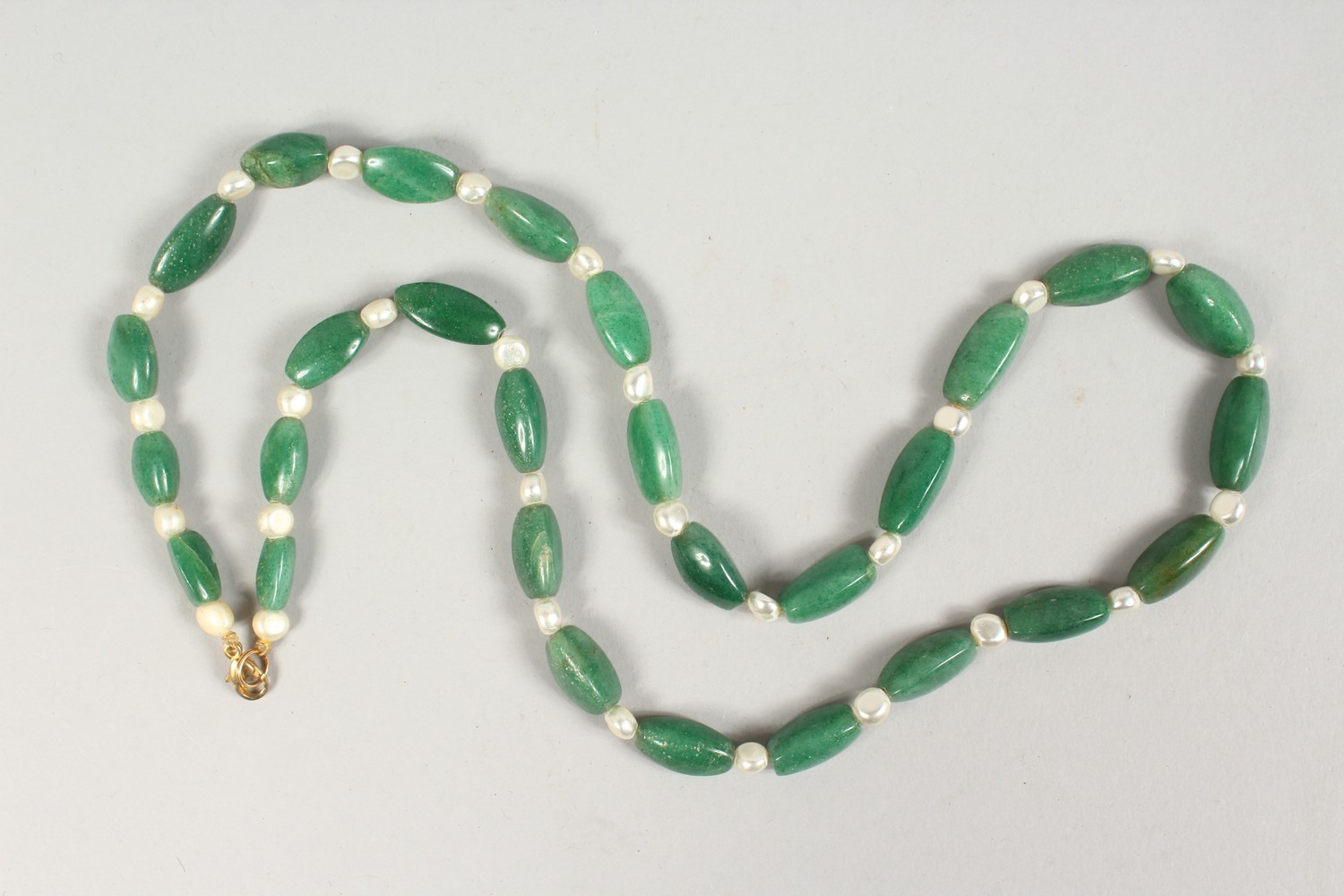 A GOOD CHINESE JADE / JADELIKE HARDSTONE & PEARL ELONGATED NECKLACE, 72cm open. - Image 3 of 3