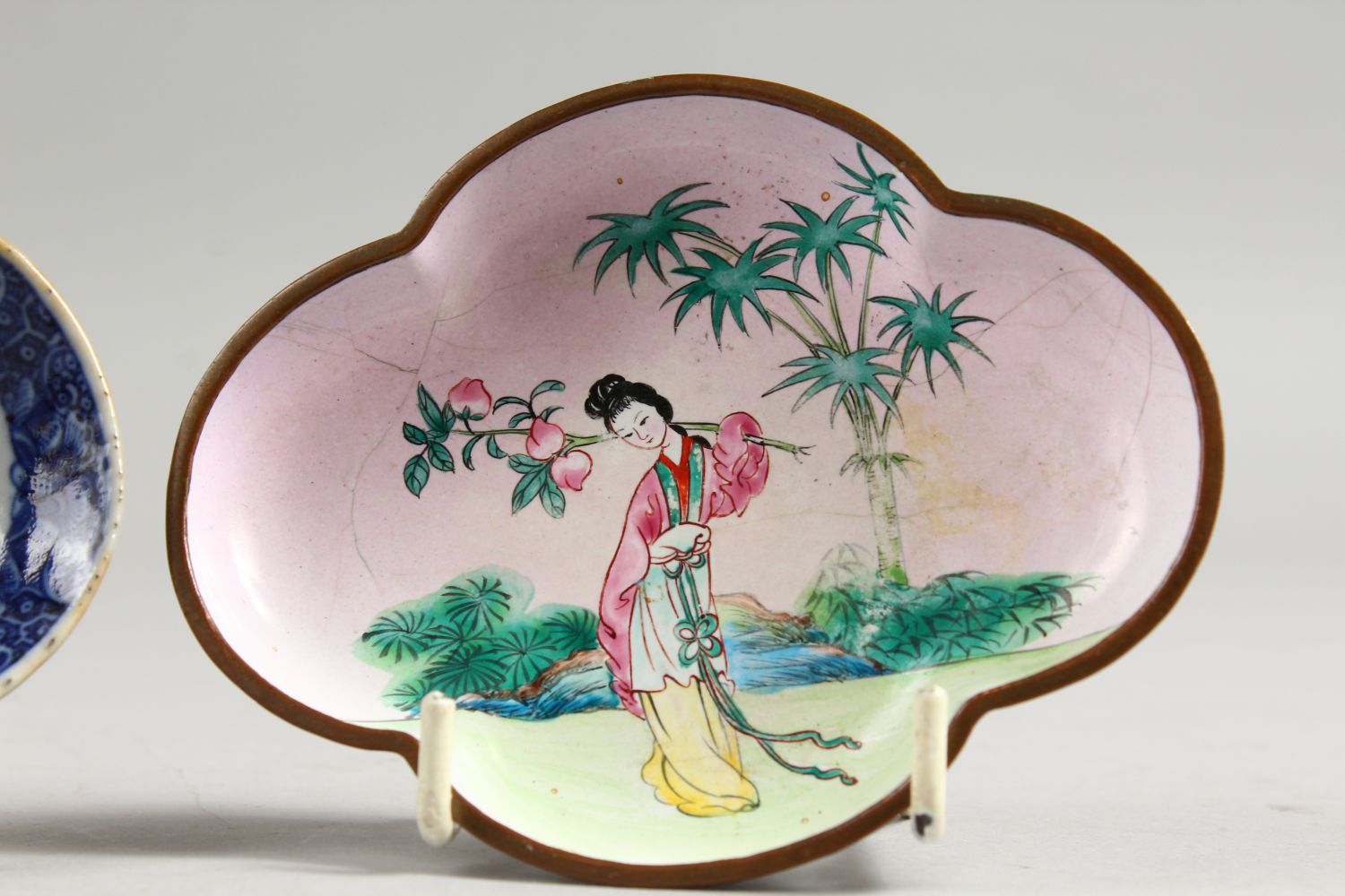 A 19TH CENTURY CHINESE ENAMEL SHAPED SPOON TRAY AND A WILLOW PATTERN TRAY (2). - Image 3 of 9