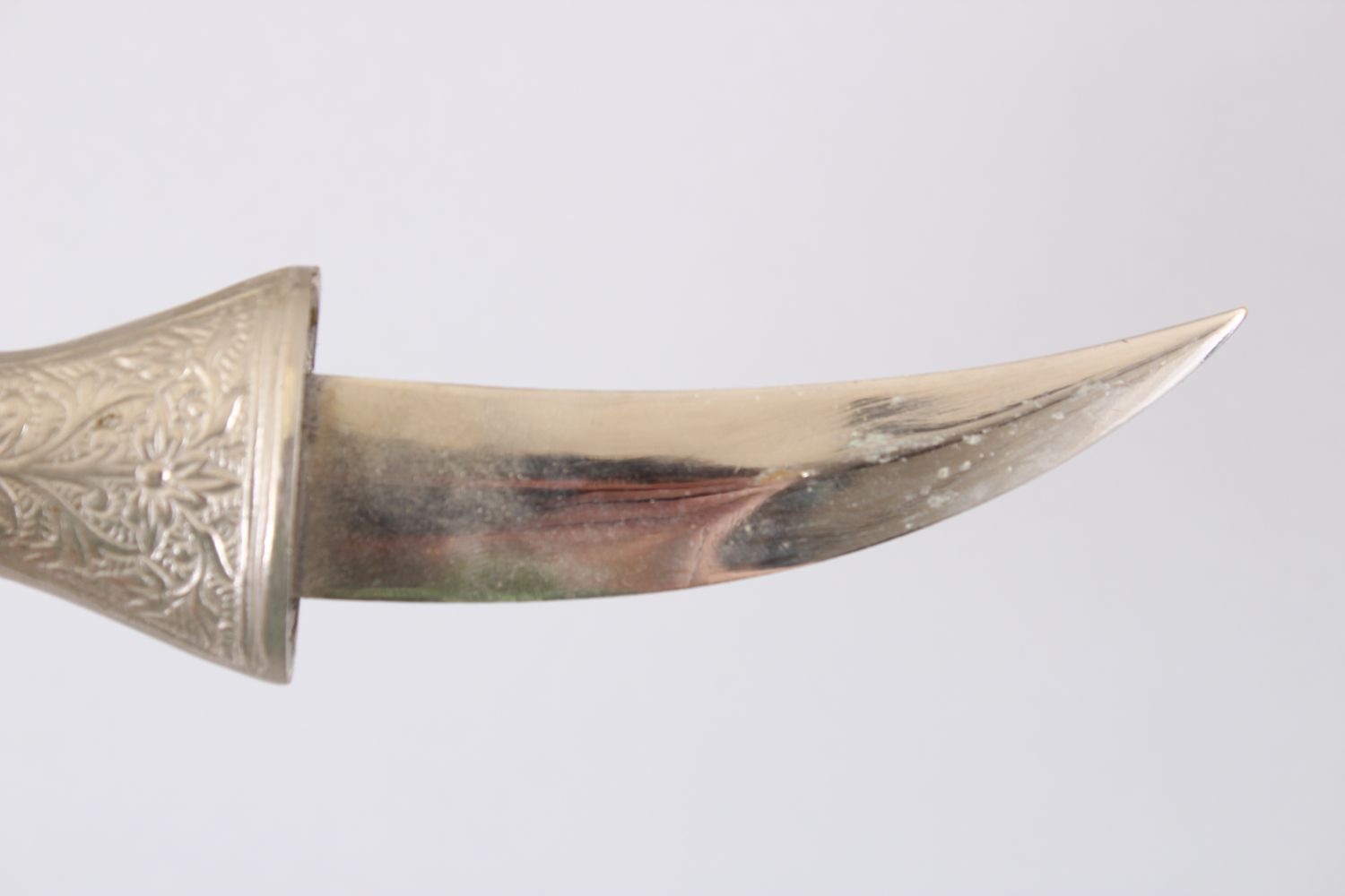 A SMALL PERSIAN JAMBYA DAGGER, the sheath and handle formed from white metal in floral style, 19cm - Image 2 of 3