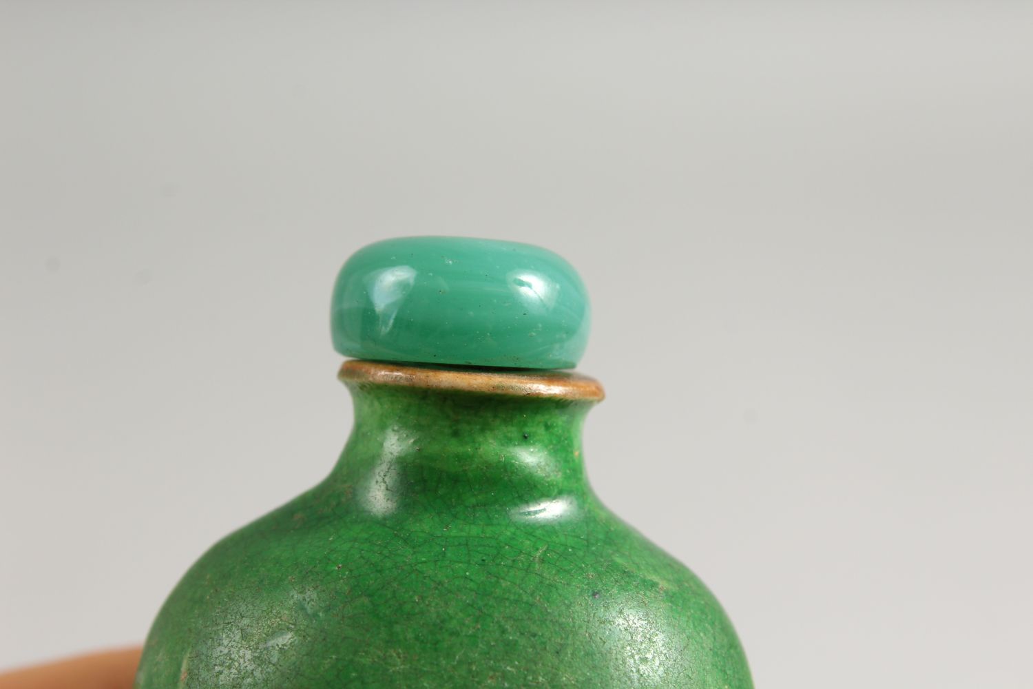 A CHINESE GREEN GROUND PORCELAIN SNUFF BOTTLE AND STOPPER, 8.5CM. - Image 9 of 11