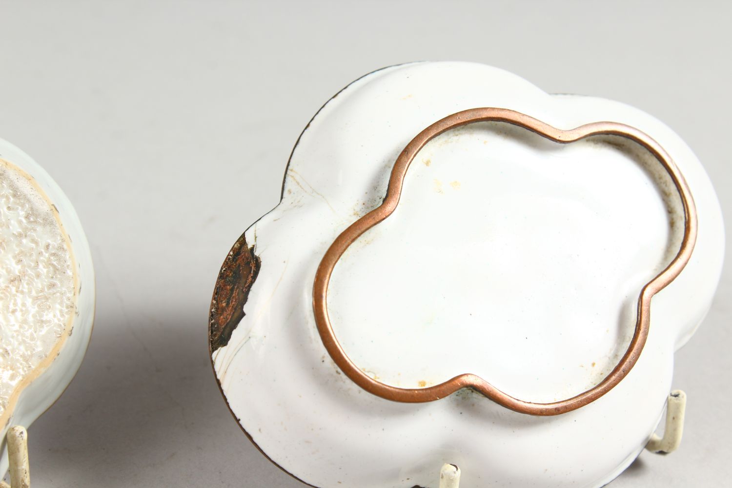 A 19TH CENTURY CHINESE ENAMEL SHAPED SPOON TRAY AND A WILLOW PATTERN TRAY (2). - Image 7 of 9