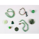 A GOOD MIXED LOT OF 19TH CENTURY CHINESE AGATE ITEMS, comprising of a bead necklace, a brooch, a