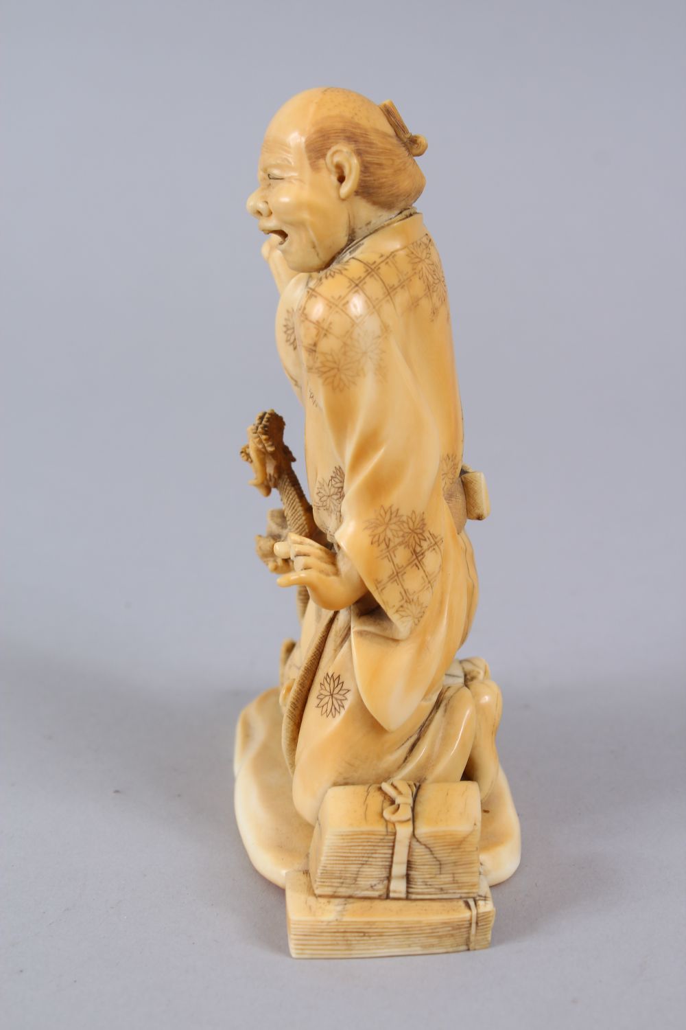 A JAPANESE MEIJI PERIOD CARVED IVORY OKIMONO OF AN ARHAT & DRAGON, the elder on his knees with his - Image 4 of 8