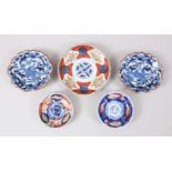 A MIXED LOT OF FIVE JAPANESE 18TH / 19TH CENTURY PORCELAIN MINIATURE DISHES, consisting of a pair of