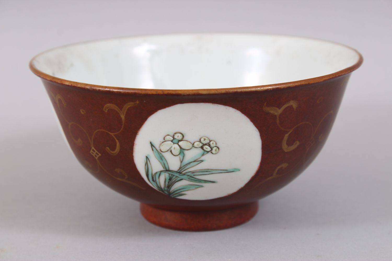 A CHINESE REPUBLIC STYLE BROWN GROUND FAMILLE ROSE PORCELAIN BOWL, with roundel panels of floral - Image 3 of 6