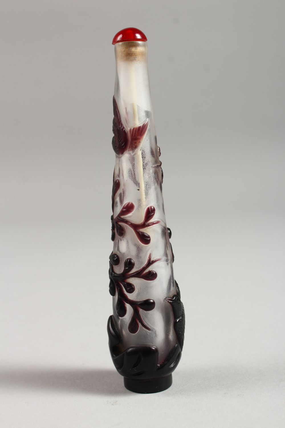 A LONG OVERLAY GLASS SNUFF BOTTLE, 12cm. - Image 5 of 10
