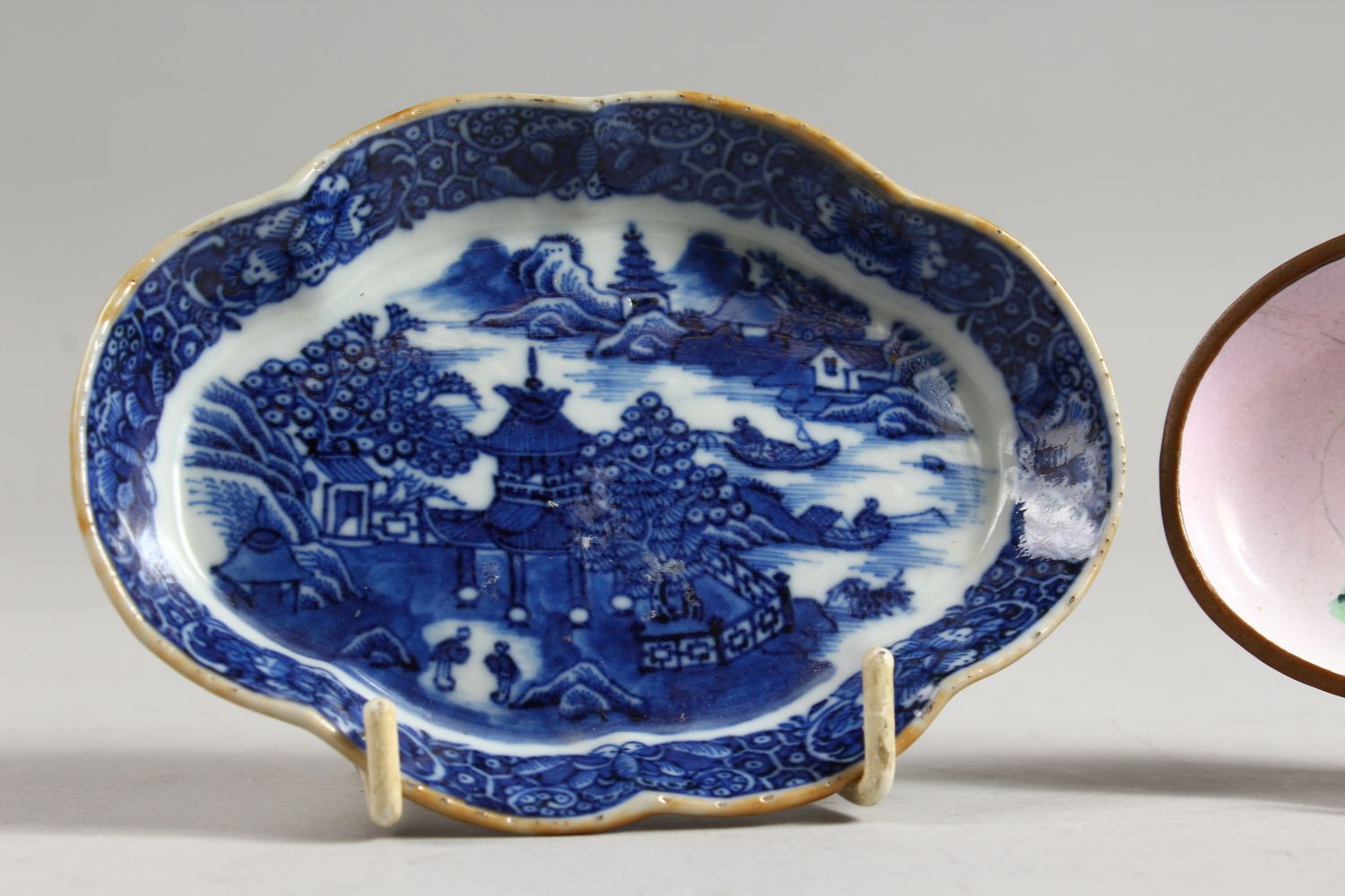 A 19TH CENTURY CHINESE ENAMEL SHAPED SPOON TRAY AND A WILLOW PATTERN TRAY (2). - Image 2 of 9