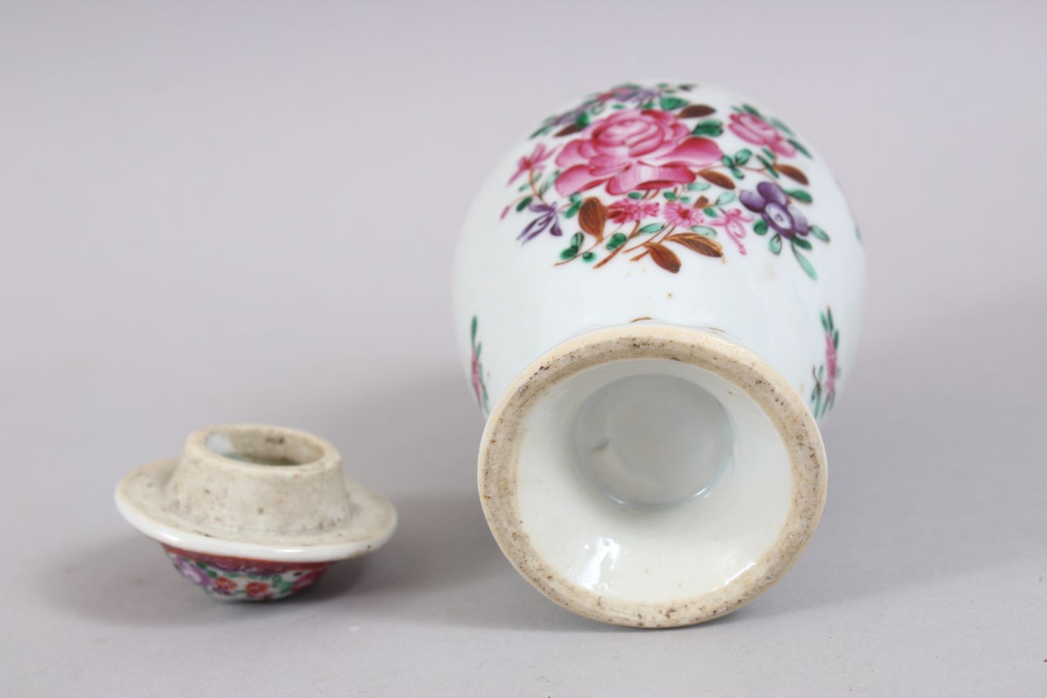 A CHINESE 19TH CENTURY FAMILLE ROSE PORCELAIN TEA CADDY, decorated with floral design, 13cm high. - Image 5 of 5